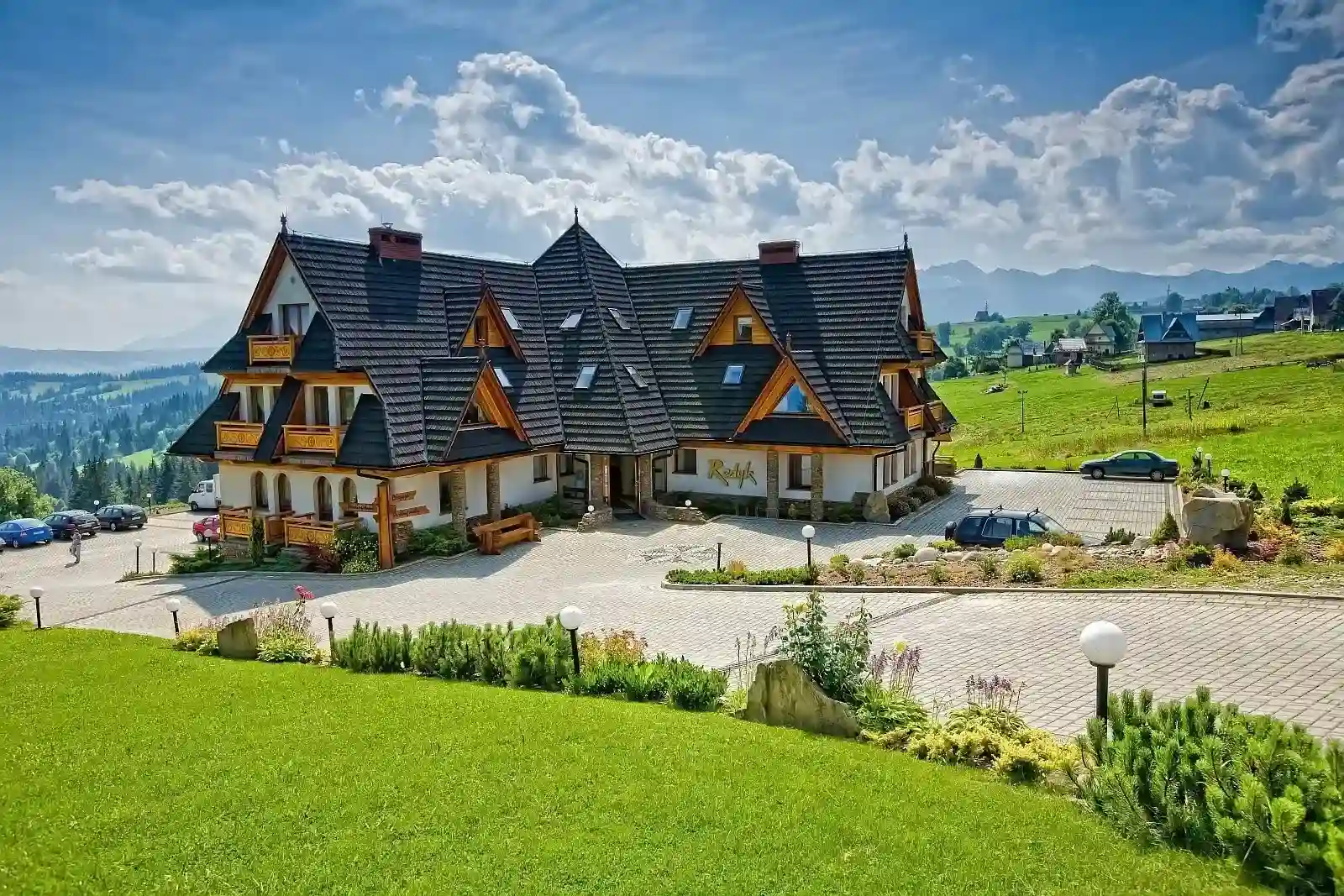 Hotel Redyk om vinteren med udsigt til Tatra-bjergene